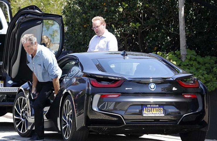 Ο Pierce Brosnan βγαίνει από το πολυτελές αυτκίνητό του